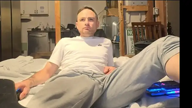 Snapshot of famous1tad chatting on December 20, 2025, 12:12 pm famous1tad online show from December 20, 2025, 12:12 pm