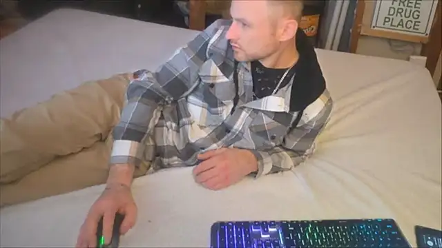 Snapshot of famous1tad chatting on December 23, 2025, 8:45 am famous1tad online show from December 23, 2025, 8:45 am