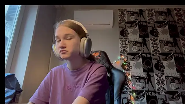 helgicuteness online show from December 15, 2025, 6:39 am