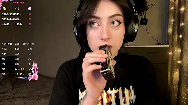 Snapshot of Meowluly chatting on February 4, 2026, 9:42 pm Meowluly online show from February 4, 2026, 9:42 pm