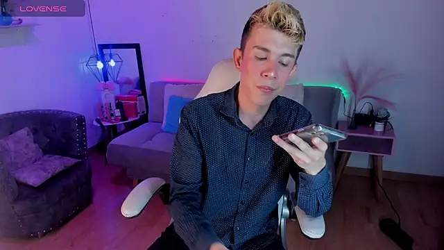 Snapshot of Juaan_Diick chatting on February 4, 2026, 8:25 pm Juaan Diick online show from February 4, 2026, 8:25 pm