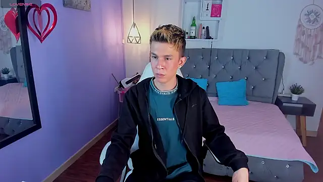 Snapshot of Juaan_Diick chatting on March 4, 2026, 4:57 pm Juaan Diick online show from March 4, 2026, 4:57 pm