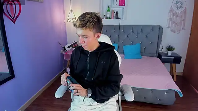 Snapshot of Juaan_Diick chatting on March 5, 2026, 6:37 pm Juaan Diick online show from March 5, 2026, 6:37 pm