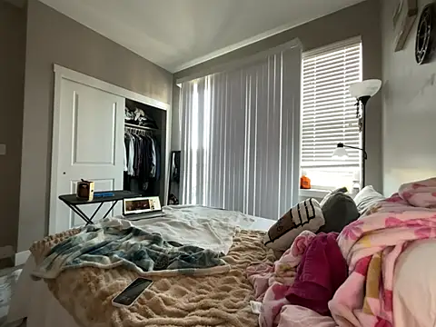 Snapshot of renesmaelily222 chatting on February 27, 2026, 11:27 pm renesmaelily222 online show from February 27, 2026, 11:27 pm