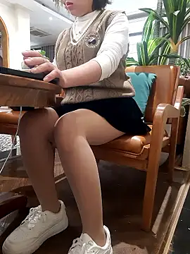 Snapshot of Bea_219 chatting on November 27, 2025, 6:37 am Bea 219 online show from November 27, 2025, 6:37 am