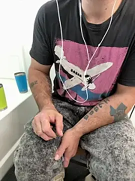 2addictivelyhorny online show from June 10, 2026, 2:16 pm