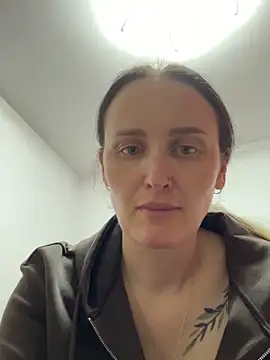 Snapshot of TomilaSi chatting on December 13, 2025, 8:25 pm TomilaSi online show from December 13, 2025, 8:25 pm