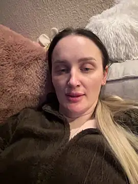 Snapshot of TomilaSi chatting on December 17, 2025, 1:00 am TomilaSi online show from December 17, 2025, 1:00 am