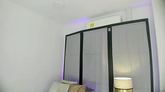 niicole steele  online show from April 16, 2026, 7:58 pm