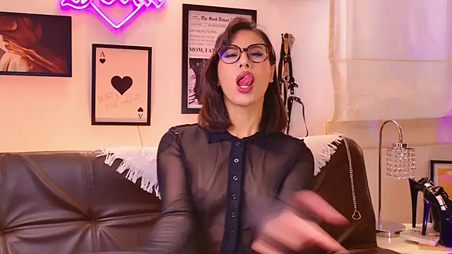 Snapshot of Rue_Bellafire chatting on December 4, 2025, 5:32 pm Rue Bellafire online show from December 4, 2025, 5:32 pm