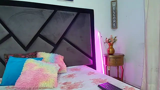 Snapshot of TashaNaughty4u chatting on December 5, 2025, 12:14 pm TashaNaughty4u online show from December 5, 2025, 12:14 pm