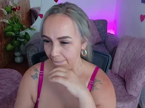 Snapshot of Aunty_milf chatting on February 5, 2026, 8:02 pm Aunty milf online show from February 5, 2026, 8:02 pm