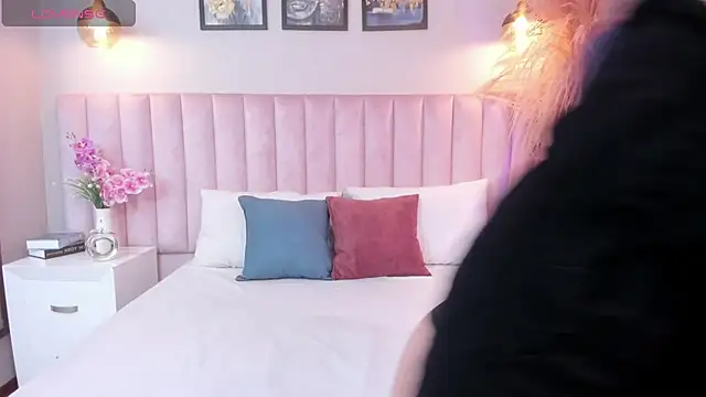 Snapshot of Vera_Gold_ chatting on December 4, 2025, 3:38 am Vera Gold online show from December 4, 2025, 3:38 am