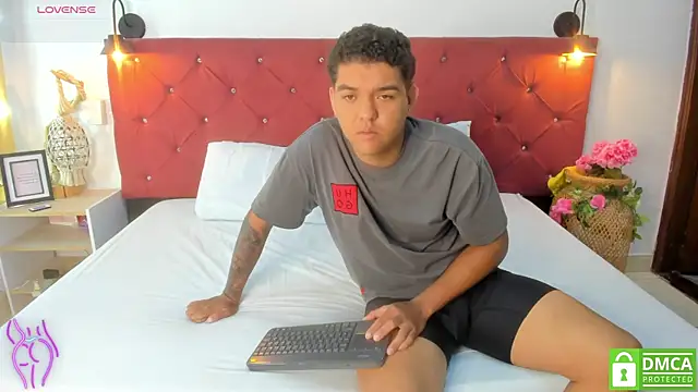  bonnyandclyde online show from January 19, 2026, 12:42 pm