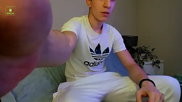 Johny Travolta online show from December 2, 2025, 1:28 pm