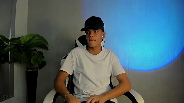 Snapshot of Isaac_Collins_ chatting on December 2, 2025, 8:04 pm Isaac Collins online show from December 2, 2025, 8:04 pm