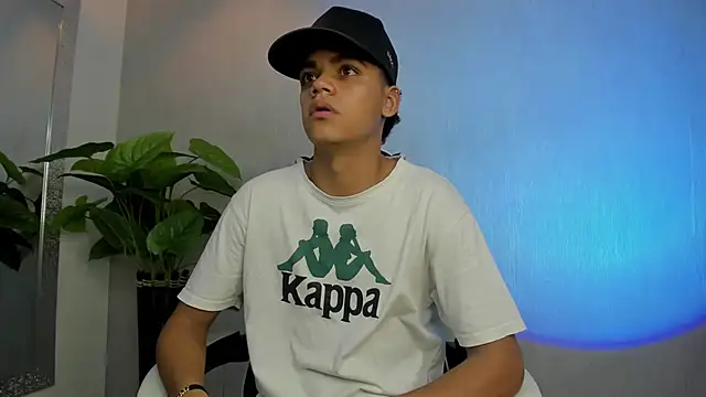 Snapshot of Isaac_Collins_ chatting on December 3, 2025, 7:34 pm Isaac Collins online show from December 3, 2025, 7:34 pm