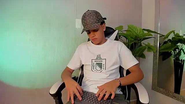 Snapshot of Isaac_Collins_ chatting on December 4, 2025, 8:28 pm Isaac Collins online show from December 4, 2025, 8:28 pm