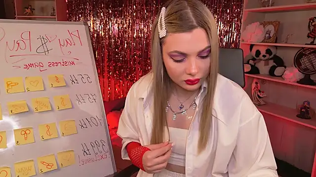 HyileyClark online show from April 10, 2026, 9:47 am