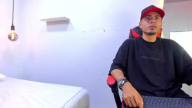 Snapshot of MatthewCullen chatting on December 16, 2025, 8:47 pm MatthewCullen online show from December 16, 2025, 8:47 pm