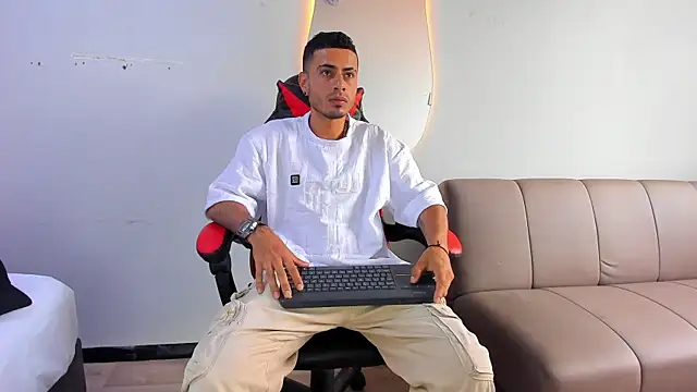 Snapshot of MatthewCullen chatting on December 17, 2025, 6:14 pm MatthewCullen online show from December 17, 2025, 6:14 pm