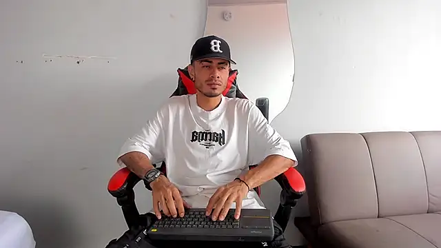 Snapshot of MatthewCullen chatting on December 18, 2025, 5:30 pm MatthewCullen online show from December 18, 2025, 5:30 pm