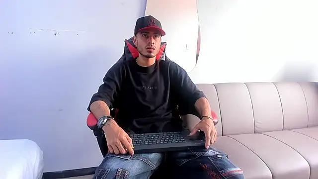 Snapshot of MatthewCullen chatting on December 19, 2025, 5:42 pm MatthewCullen online show from December 19, 2025, 5:42 pm