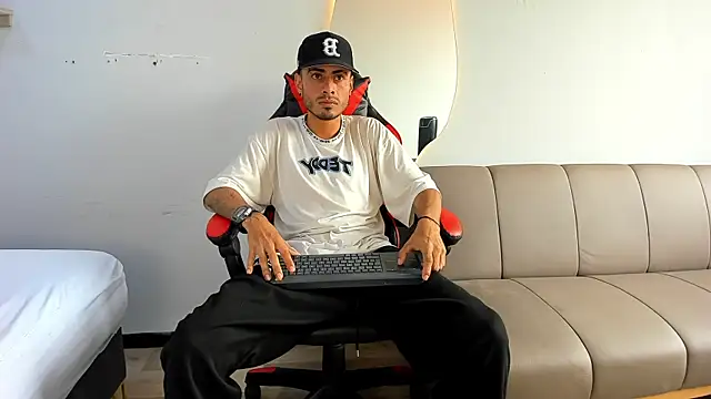 Snapshot of MatthewCullen chatting on December 20, 2025, 7:32 pm MatthewCullen online show from December 20, 2025, 7:32 pm