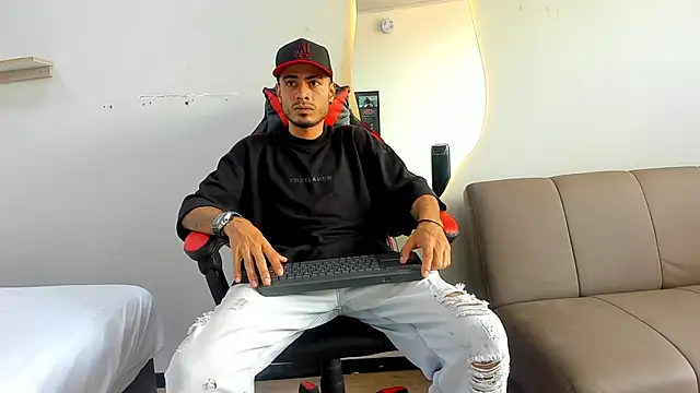 Snapshot of MatthewCullen chatting on December 21, 2025, 7:21 pm MatthewCullen online show from December 21, 2025, 7:21 pm