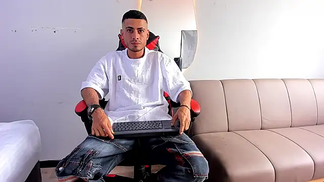 Snapshot of MatthewCullen chatting on December 22, 2025, 4:04 pm MatthewCullen online show from December 22, 2025, 4:04 pm