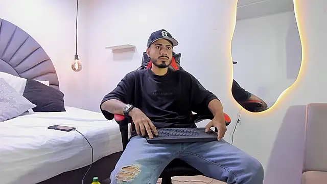 Snapshot of MatthewCullen chatting on February 25, 2026, 4:33 am MatthewCullen online show from February 25, 2026, 4:33 am