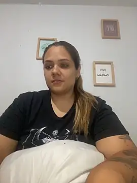 LoreinnFox online show from April 9, 2026, 4:12 am