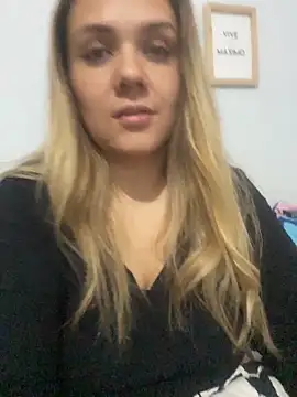 LoreinnFox online show from April 11, 2026, 5:45 am