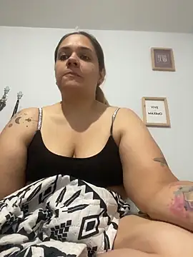 LoreinnFox online show from April 12, 2026, 6:46 pm