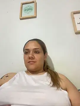 LoreinnFox online show from April 16, 2026, 3:51 am