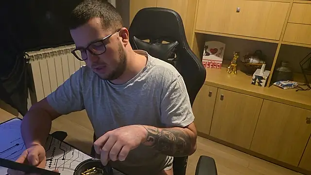 Snapshot of kevinnlovelly chatting on February 3, 2026, 9:09 pm kevinnlovelly online show from February 3, 2026, 9:09 pm