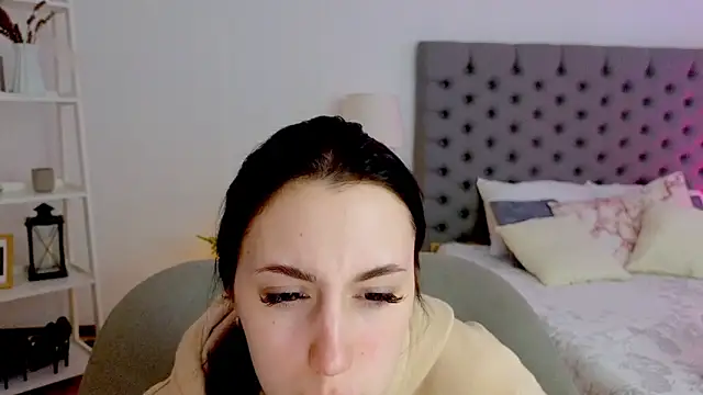 Snapshot of Miss__Linn chatting on February 5, 2026, 2:43 pm Miss Linn online show from February 5, 2026, 2:43 pm