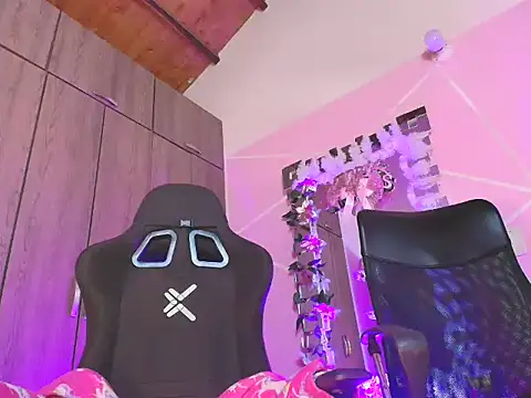 Snapshot of Doll_Dollys_ chatting on December 20, 2025, 7:32 pm Doll Dollys online show from December 20, 2025, 7:32 pm