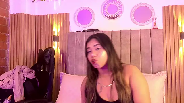 Lunaartistry online show from December 17, 2025, 3:01 am