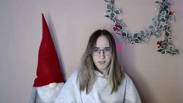 Moon  Lily online show from December 15, 2025, 1:37 pm