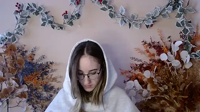 Moon  Lily online show from December 17, 2025, 1:06 pm