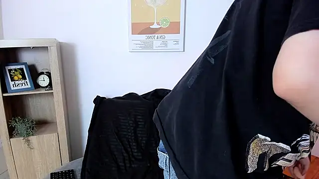 Snapshot of daniellesins2 chatting on December 15, 2025, 8:57 pm daniellesins2 online show from December 15, 2025, 8:57 pm