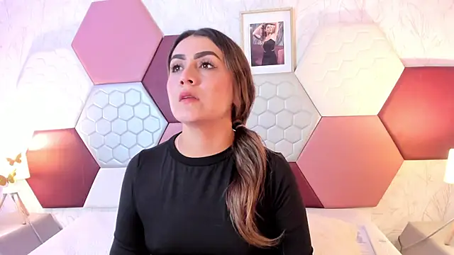 AriaRous online show from April 16, 2026, 4:08 pm