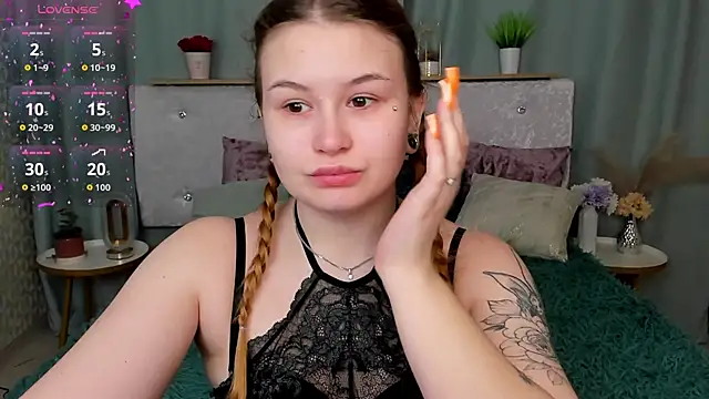 Snapshot of MilanaXHoney chatting on February 16, 2026, 1:02 am MilanaXHoney online show from February 16, 2026, 1:02 am