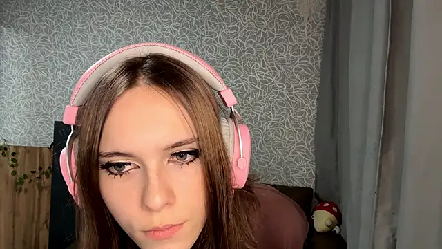 Snapshot of EvaLoveer chatting on December 1, 2025, 11:04 am EvaLoveer online show from December 1, 2025, 11:04 am