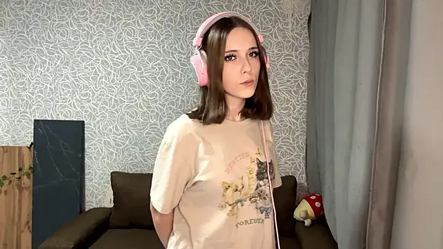 Snapshot of EvaLoveer chatting on December 2, 2025, 11:04 am EvaLoveer online show from December 2, 2025, 11:04 am