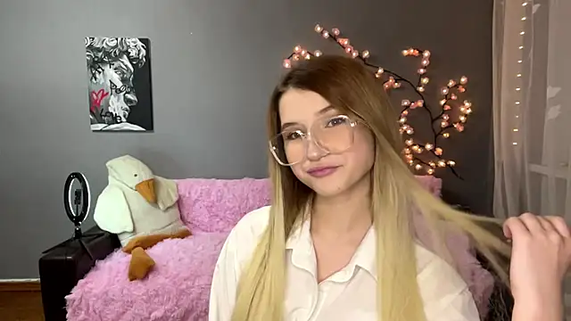 Snapshot of VikkiWittel chatting on December 14, 2025, 4:01 pm VikkiWittel online show from December 14, 2025, 4:01 pm