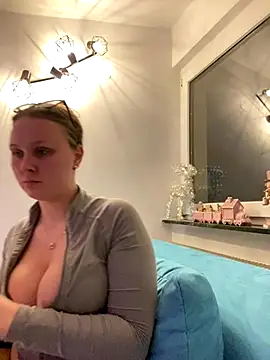 Snapshot of YoungJoyce chatting on December 15, 2025, 4:11 pm YoungJoyce online show from December 15, 2025, 4:11 pm