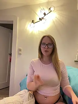 Snapshot of YoungJoyce chatting on December 16, 2025, 5:18 pm YoungJoyce online show from December 16, 2025, 5:18 pm