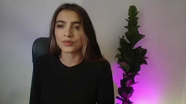 Snapshot of Julieta-8 chatting on December 5, 2025, 12:52 am Julieta-8 online show from December 5, 2025, 12:52 am